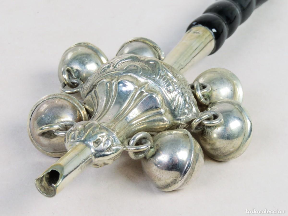 Antig&uuml;edades: Sonajero de plata con mango de madera siglo XX - Foto 9