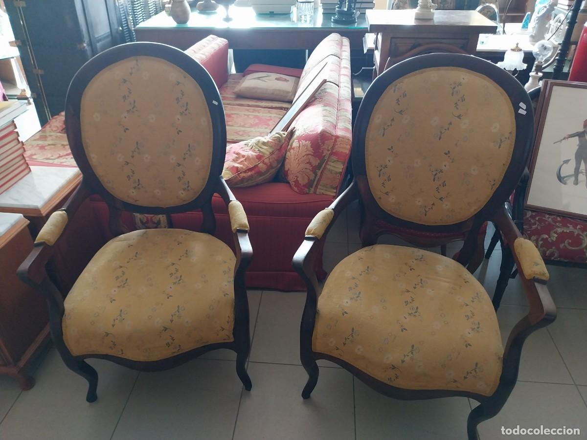 Antig&uuml;edades: PAREJA DE SILLONES CON BRAZOS EN MADERA DE TEKA. - Foto 1