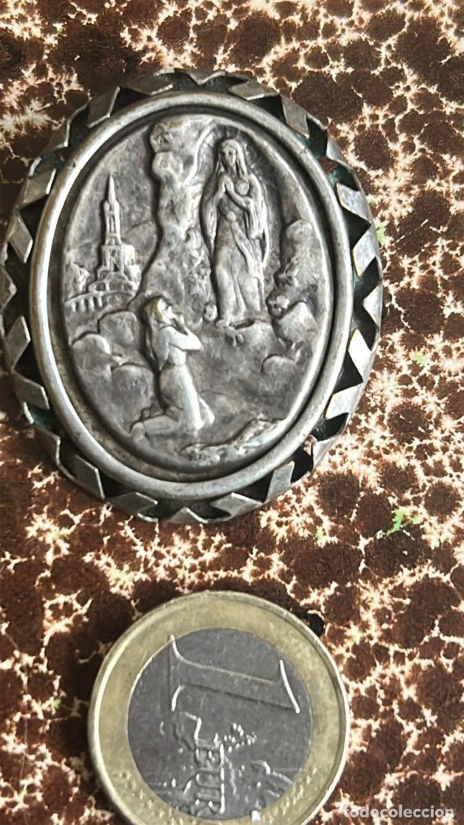 Antig&uuml;edades: BROCHE EN PLATA DE LA VIRGEN DE LOURDES - Foto 1