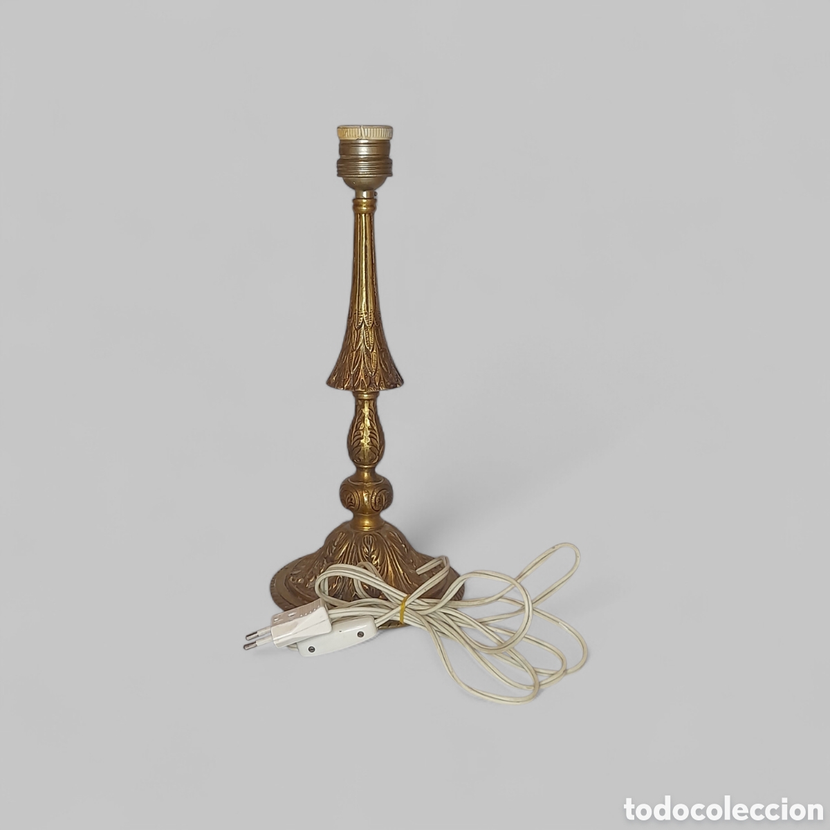 Antig&uuml;edades: Antigua l&aacute;mpara de mesa en laton. - Foto 2