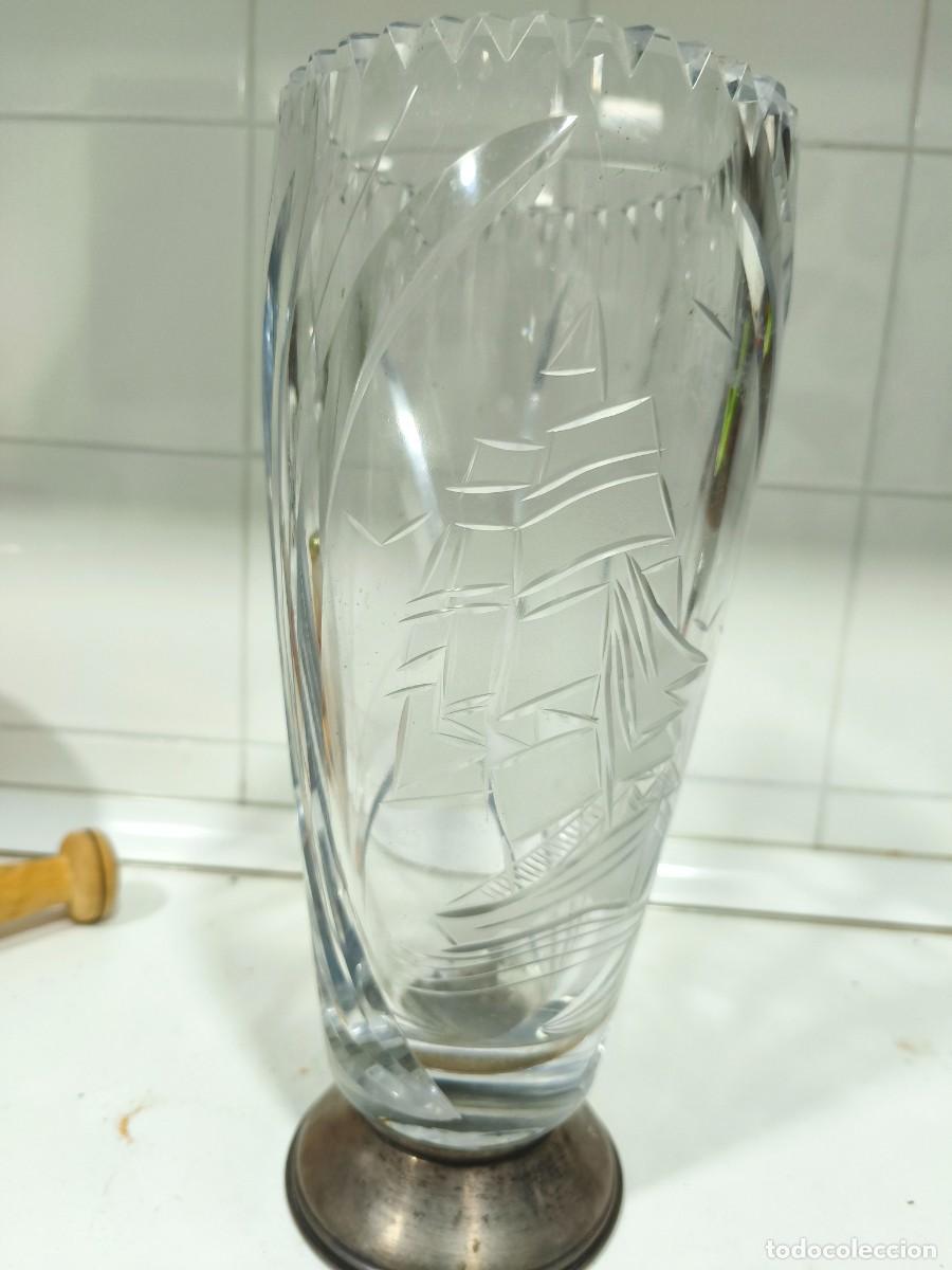 Antig&uuml;edades: Jarr&oacute;n antiguo cristal tallado motivo barco velero &ndash; peana plata &ndash; 29 cm