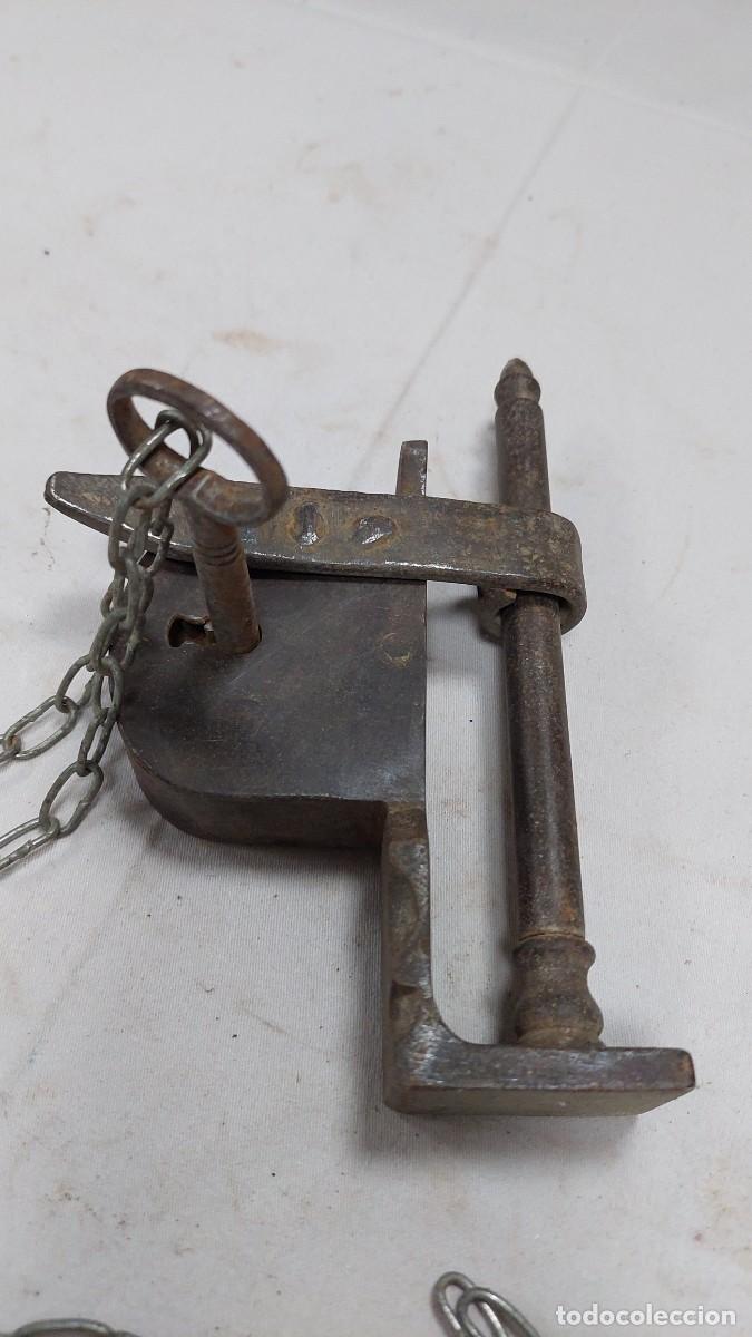 Antig&uuml;edades: Antiguo candado con cierre forja de Teruel - Foto 2