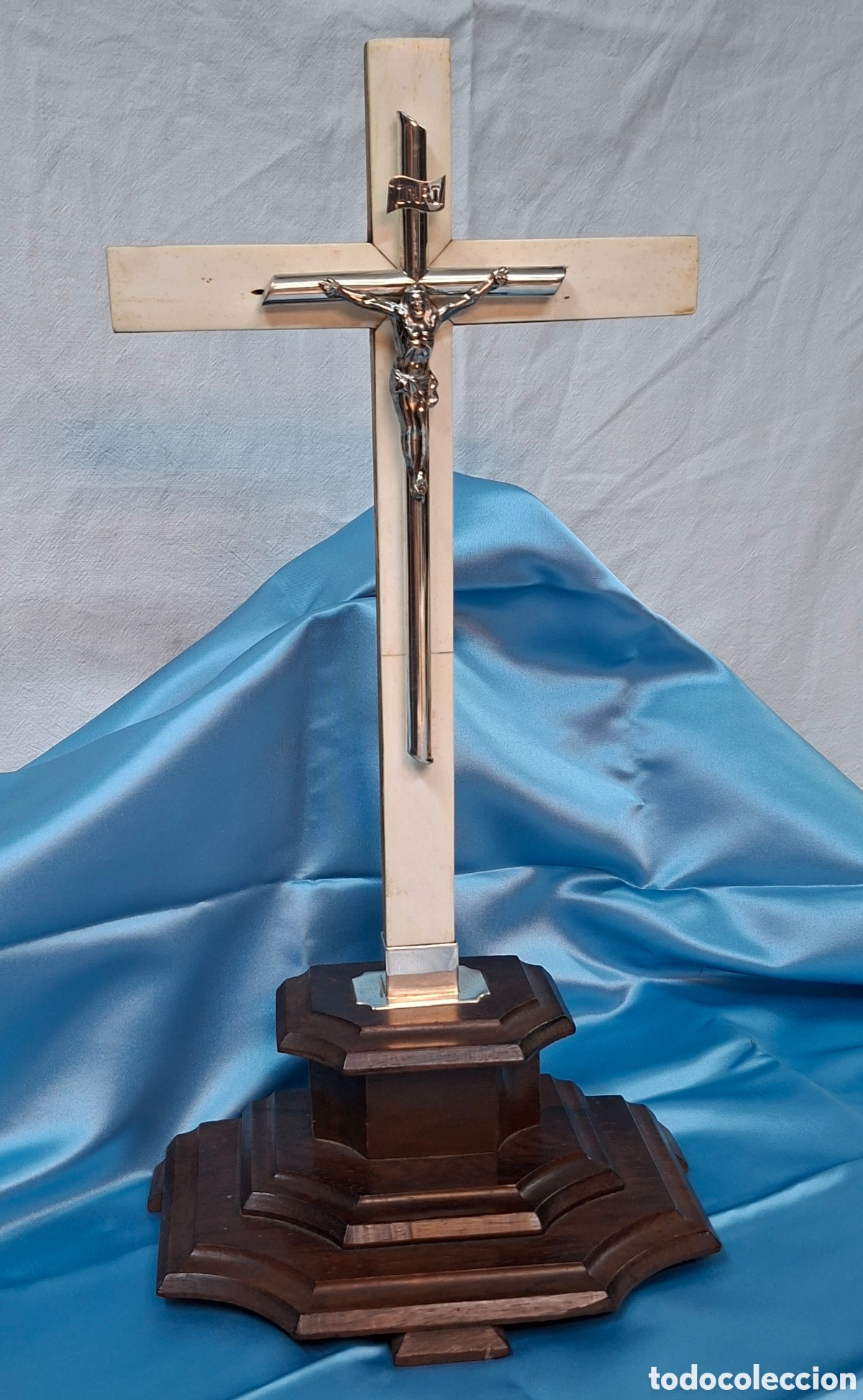 Antig&uuml;edades: Crucifijo de plata y madera - Foto 1