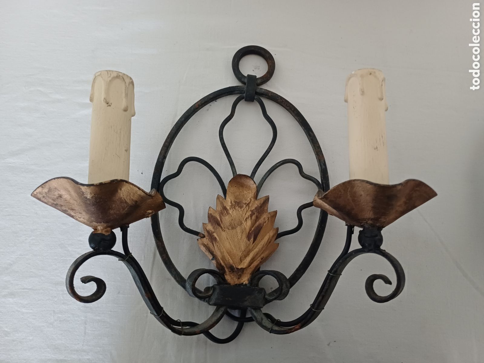 Antig&uuml;edades: Pareja de apliqu&eacute;s de hierro forjado para bombillas peque&ntilde;as
