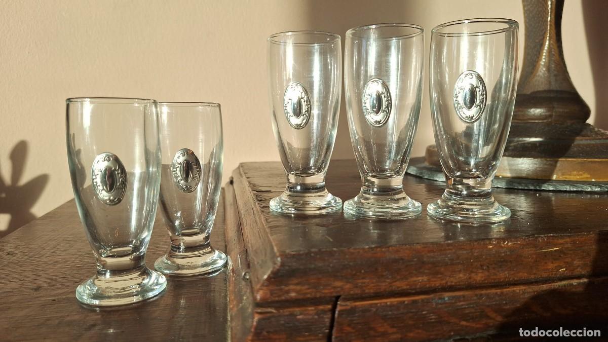 Antig&uuml;edades: 5 Copas de Licor de Cristal con Aplique de Plata - Foto 3