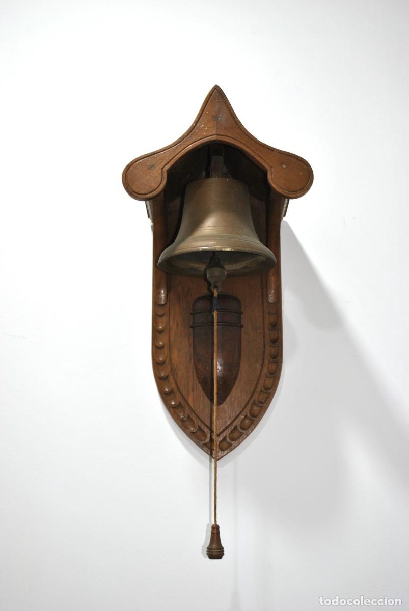 Antig&uuml;edades: CAMPANA DE PARED CON SOPORTE DE MADERA - Foto 1