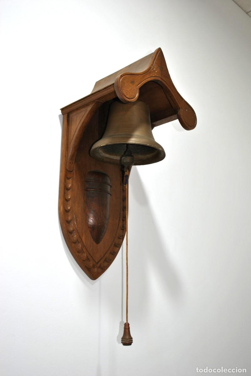 Antig&uuml;edades: CAMPANA DE PARED CON SOPORTE DE MADERA - Foto 2