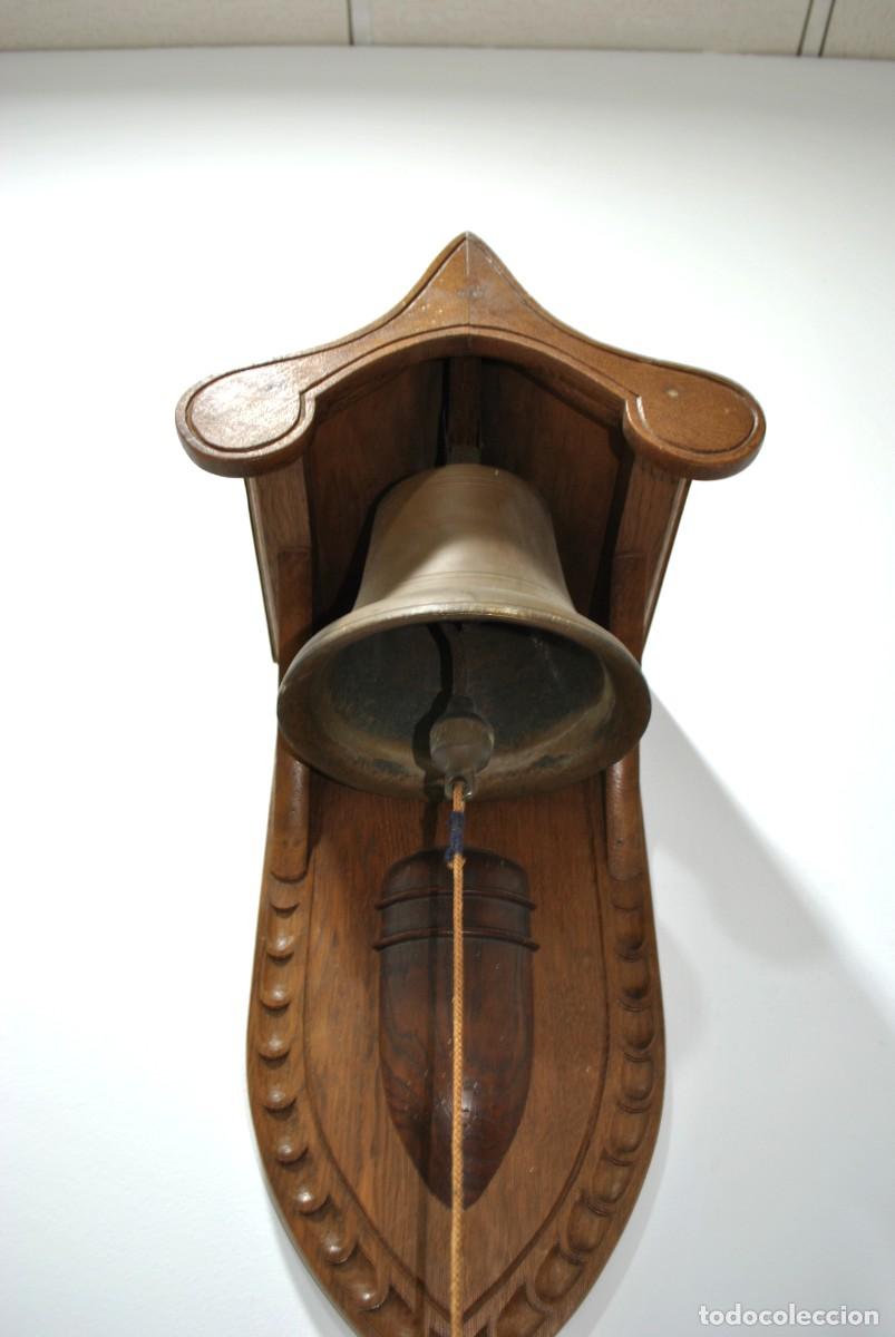 Antig&uuml;edades: CAMPANA DE PARED CON SOPORTE DE MADERA - Foto 3