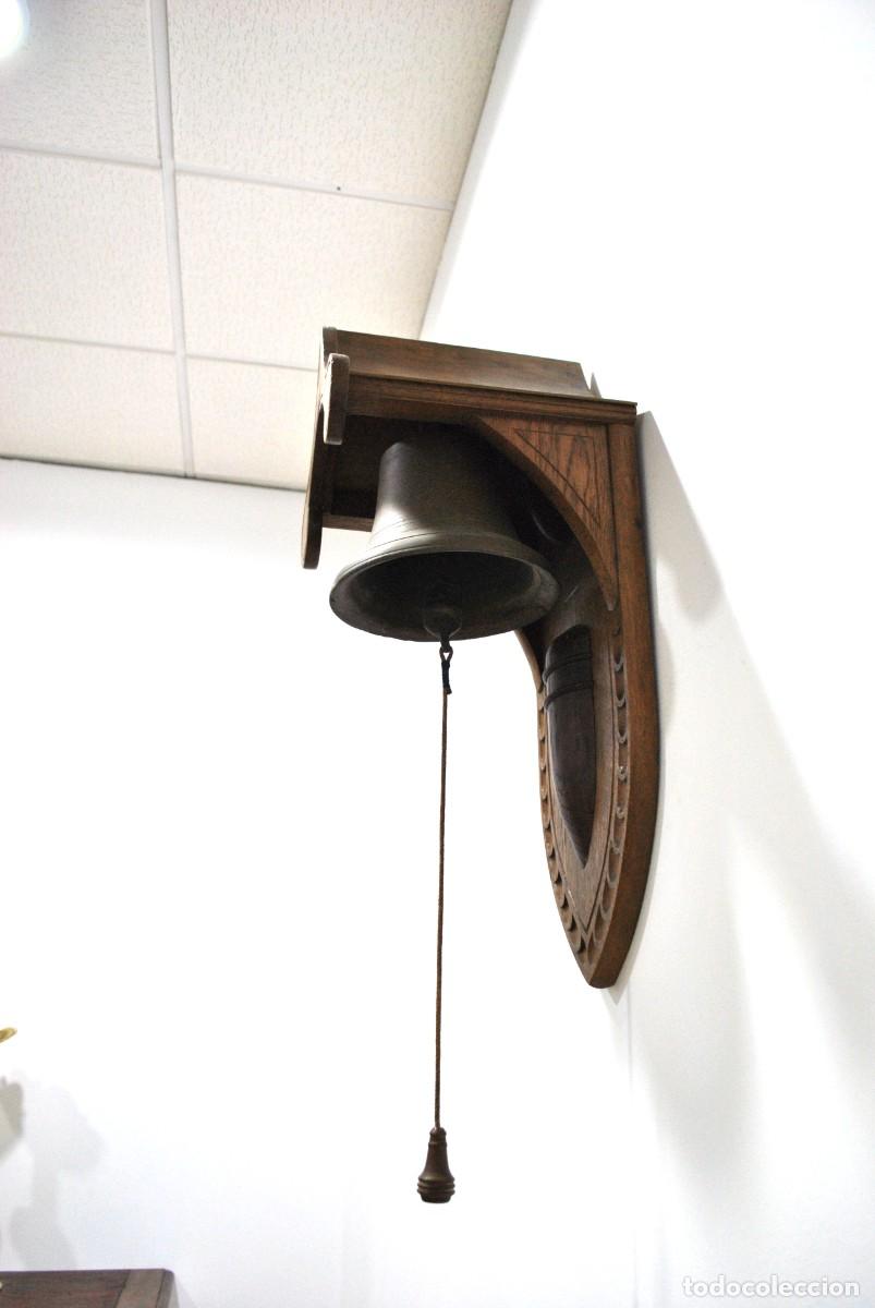 Antig&uuml;edades: CAMPANA DE PARED CON SOPORTE DE MADERA - Foto 4