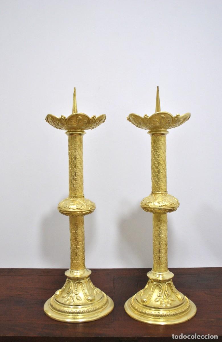 Antig&uuml;edades: PAREJA DE HACHEROS DE BRONCE SOBREDORADO - Foto 1