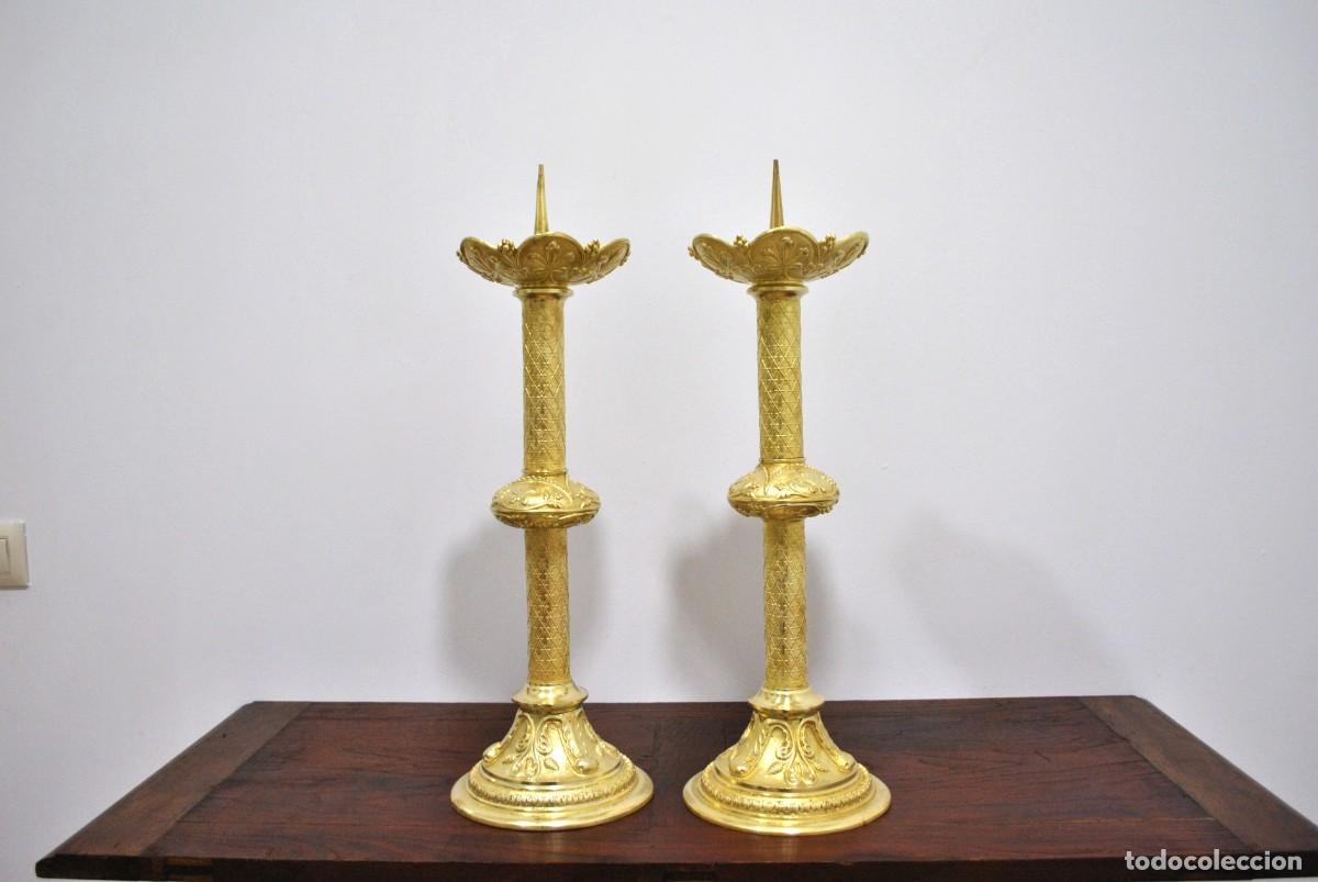 Antig&uuml;edades: PAREJA DE HACHEROS DE BRONCE SOBREDORADO - Foto 2