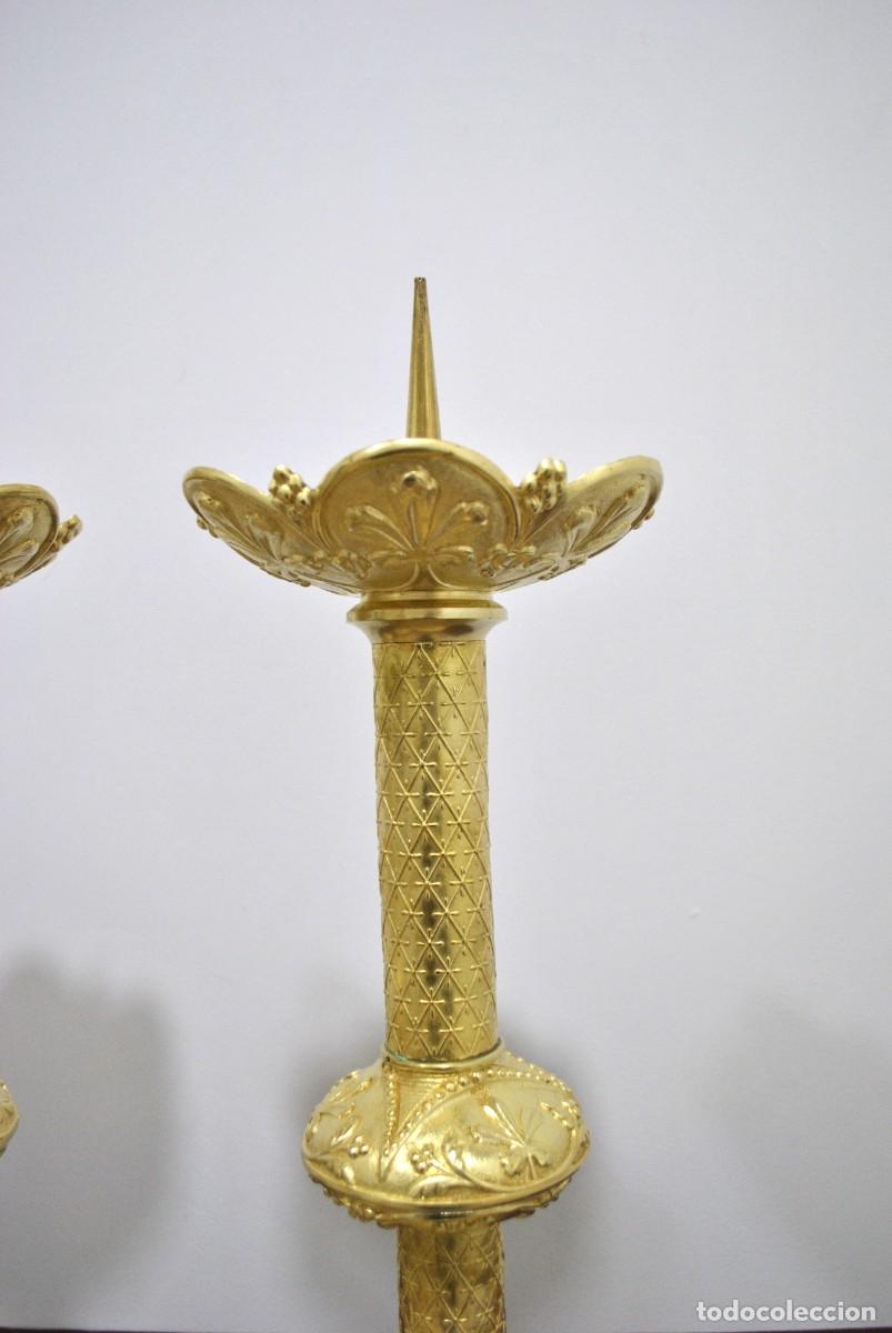 Antig&uuml;edades: PAREJA DE HACHEROS DE BRONCE SOBREDORADO - Foto 3