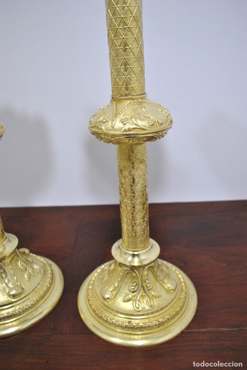 Antig&uuml;edades: PAREJA DE HACHEROS DE BRONCE SOBREDORADO - Foto 4