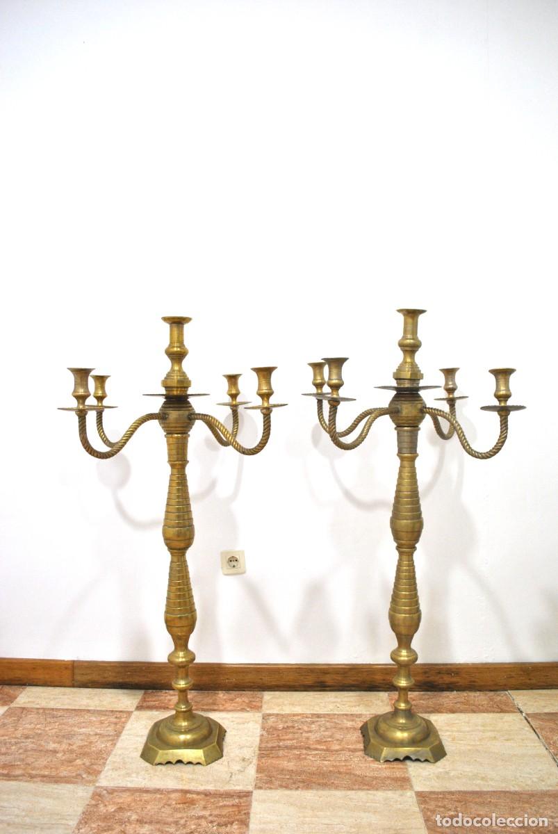 Antig&uuml;edades: PAREJA DE CANDELABROS DE PIE CON 5 LUCES - Foto 1