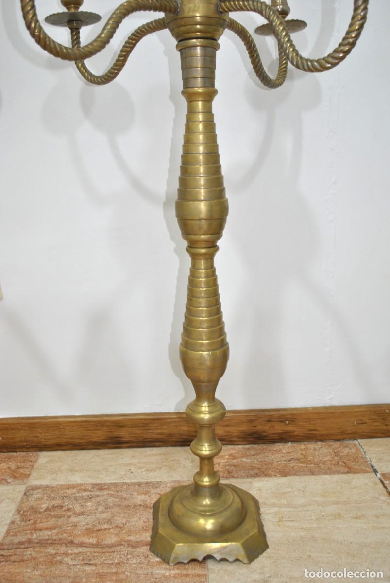 Antig&uuml;edades: PAREJA DE CANDELABROS DE PIE CON 5 LUCES - Foto 4