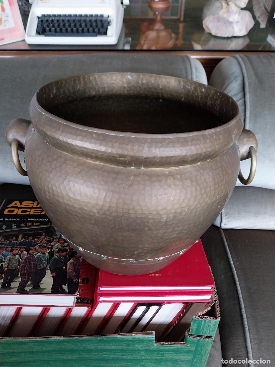 Antig&uuml;edades: MACETERO DE COBRE REPUJADO CON ARGOLLAS - Foto 1