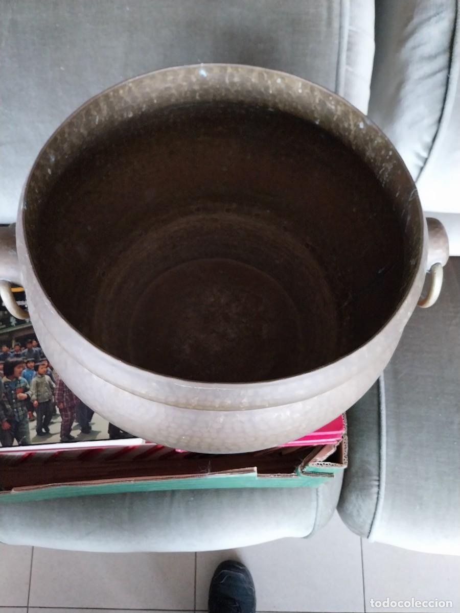 Antig&uuml;edades: MACETERO DE COBRE REPUJADO CON ARGOLLAS - Foto 2