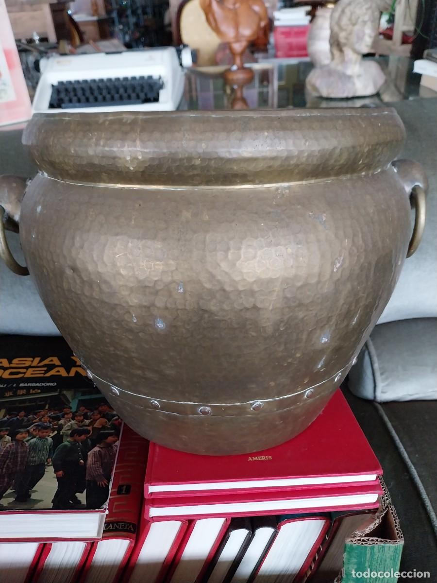 Antig&uuml;edades: MACETERO DE COBRE REPUJADO CON ARGOLLAS - Foto 4