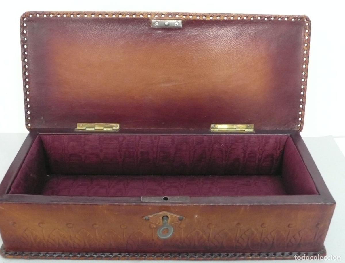 Antig&uuml;edades: CAJA FORADA EN CUERO - Foto 4