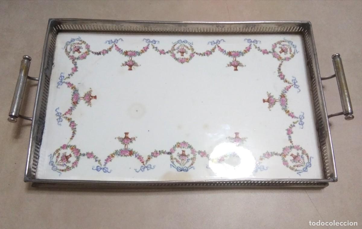 Antig&uuml;edades: Bandeja rectangular mayolica con motivos florales - Foto 1