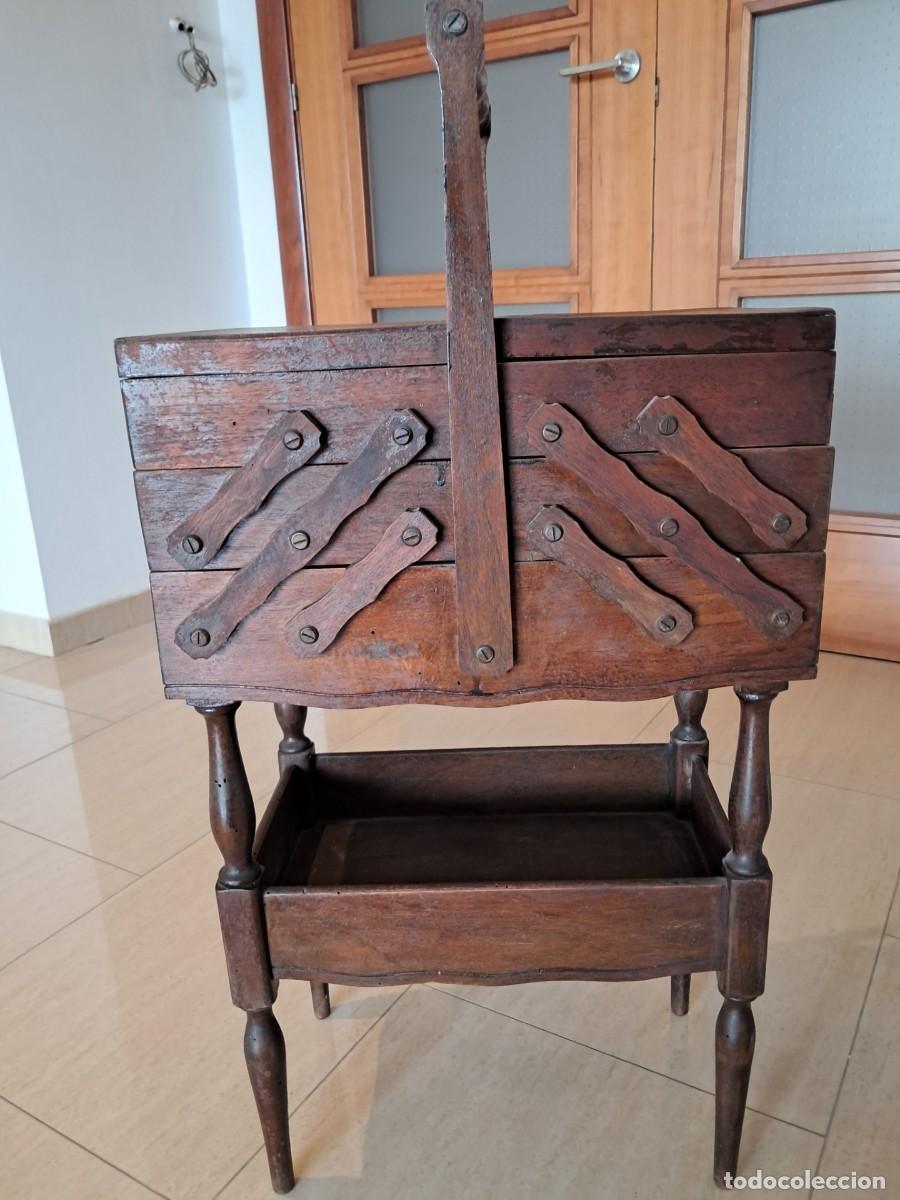 Antiques: Antigua caja de costura con botones y complementos