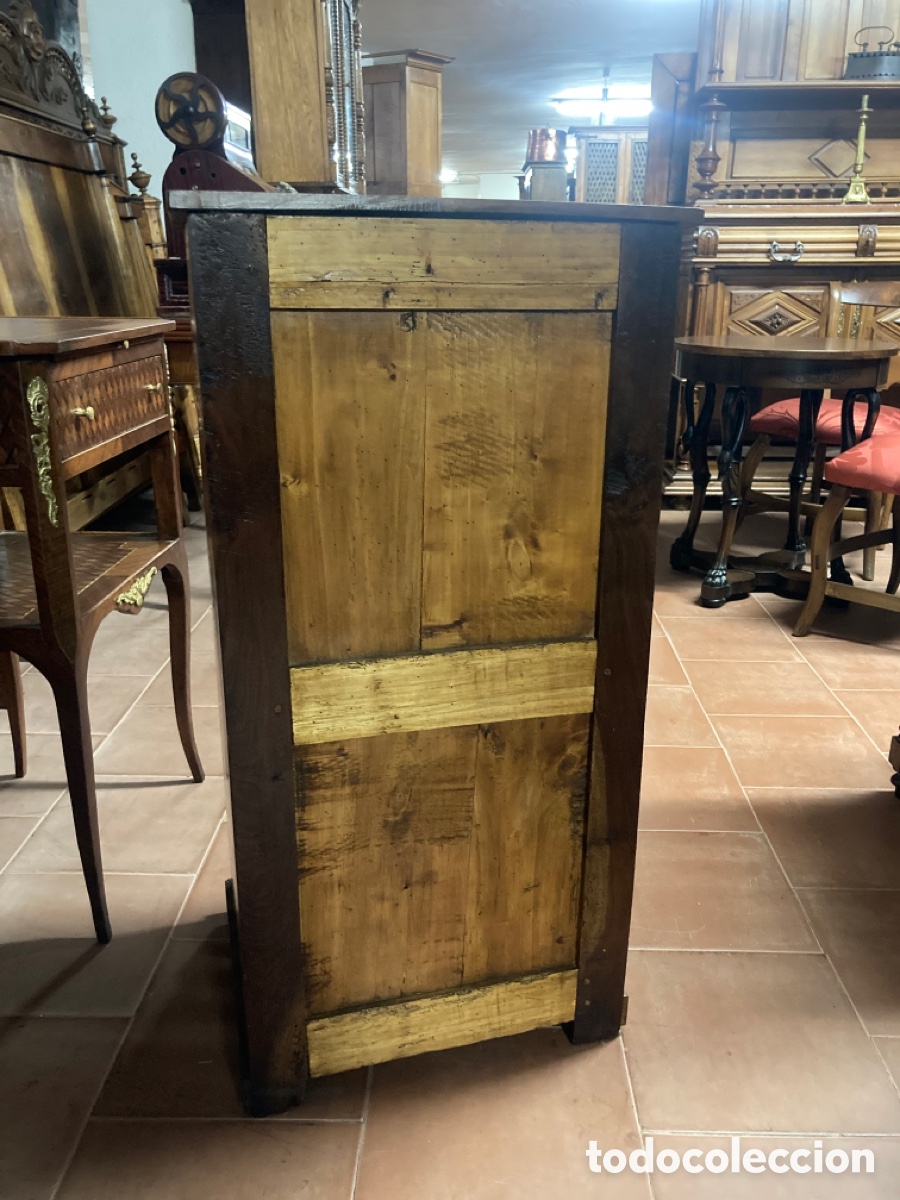 Antig&uuml;edades: Antigua mesilla de nogal restaurada - Foto 12