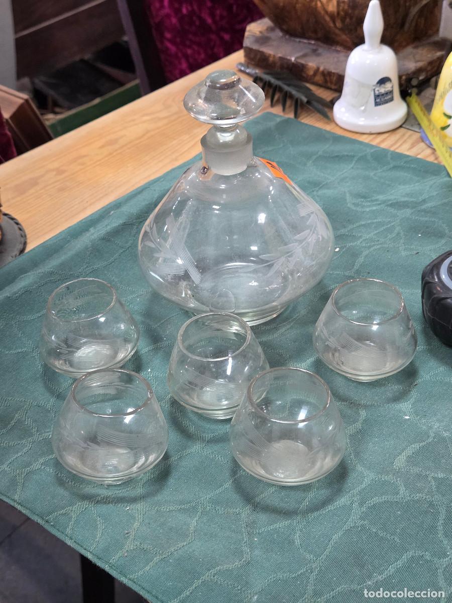 Antig&uuml;edades: botella y 5 vasos de cristal - Foto 1