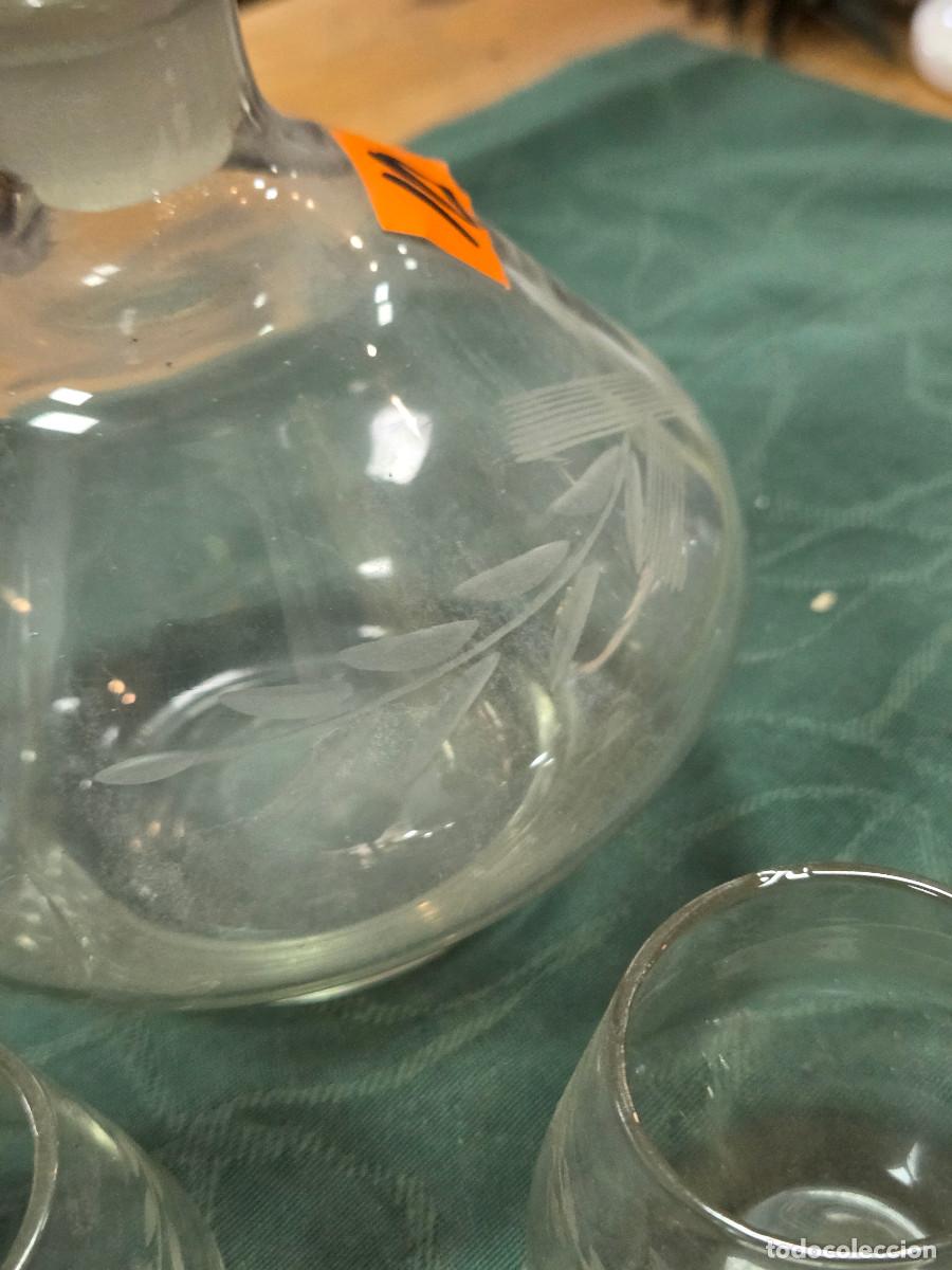 Antig&uuml;edades: botella y 5 vasos de cristal - Foto 3