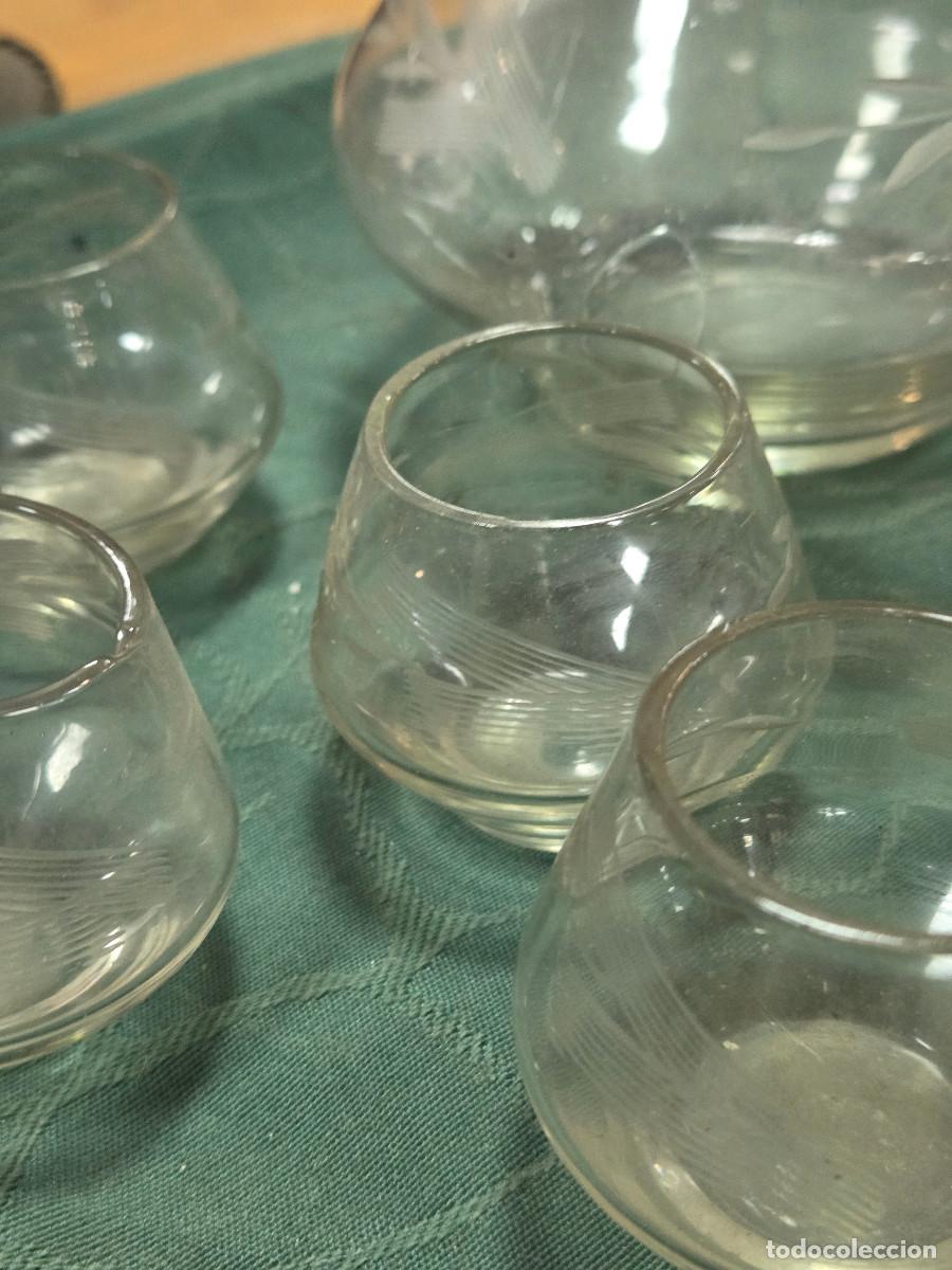 Antig&uuml;edades: botella y 5 vasos de cristal - Foto 4