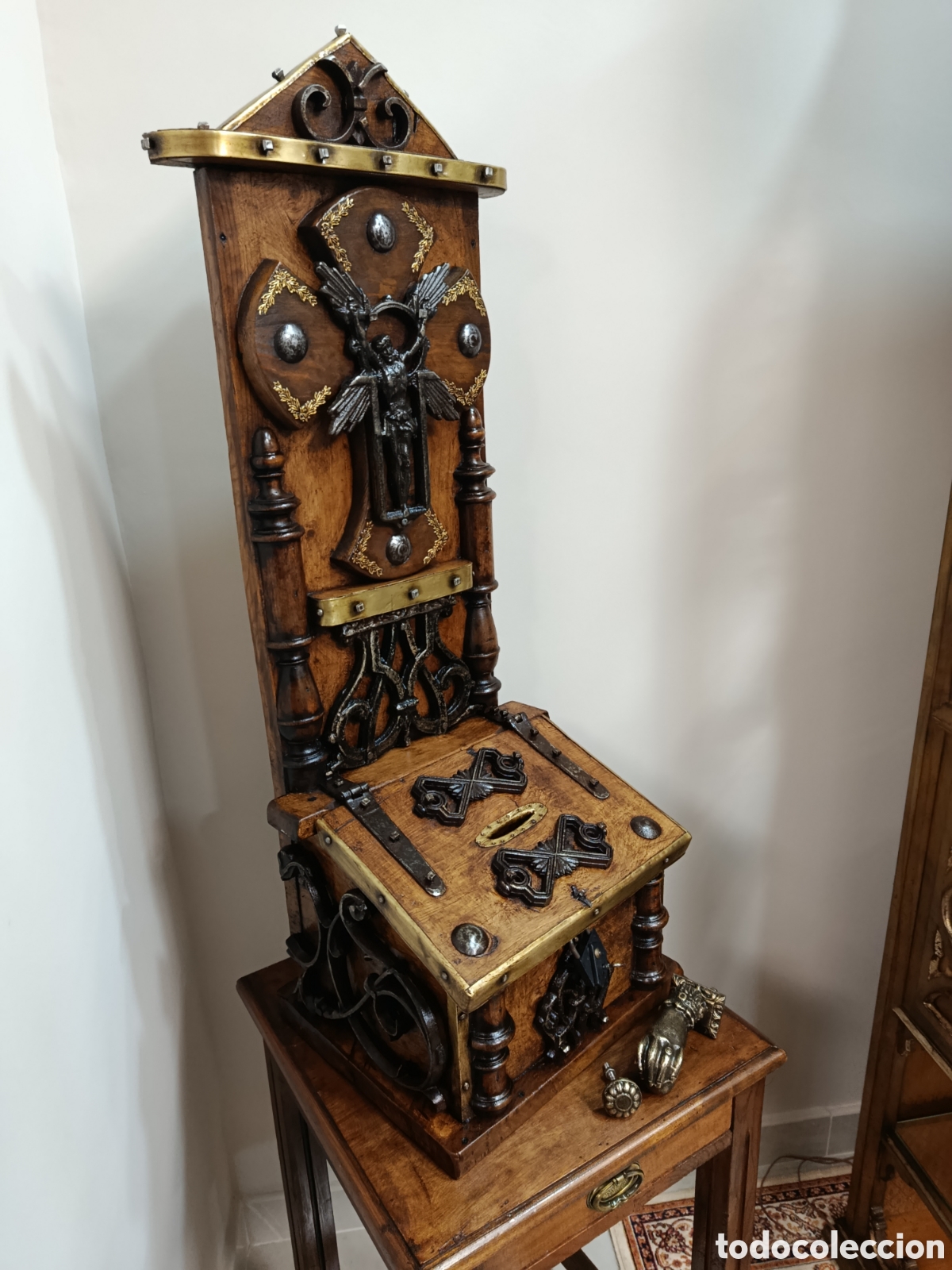Antig&uuml;edades: Limosnero de madera, metal y forja - Foto 2