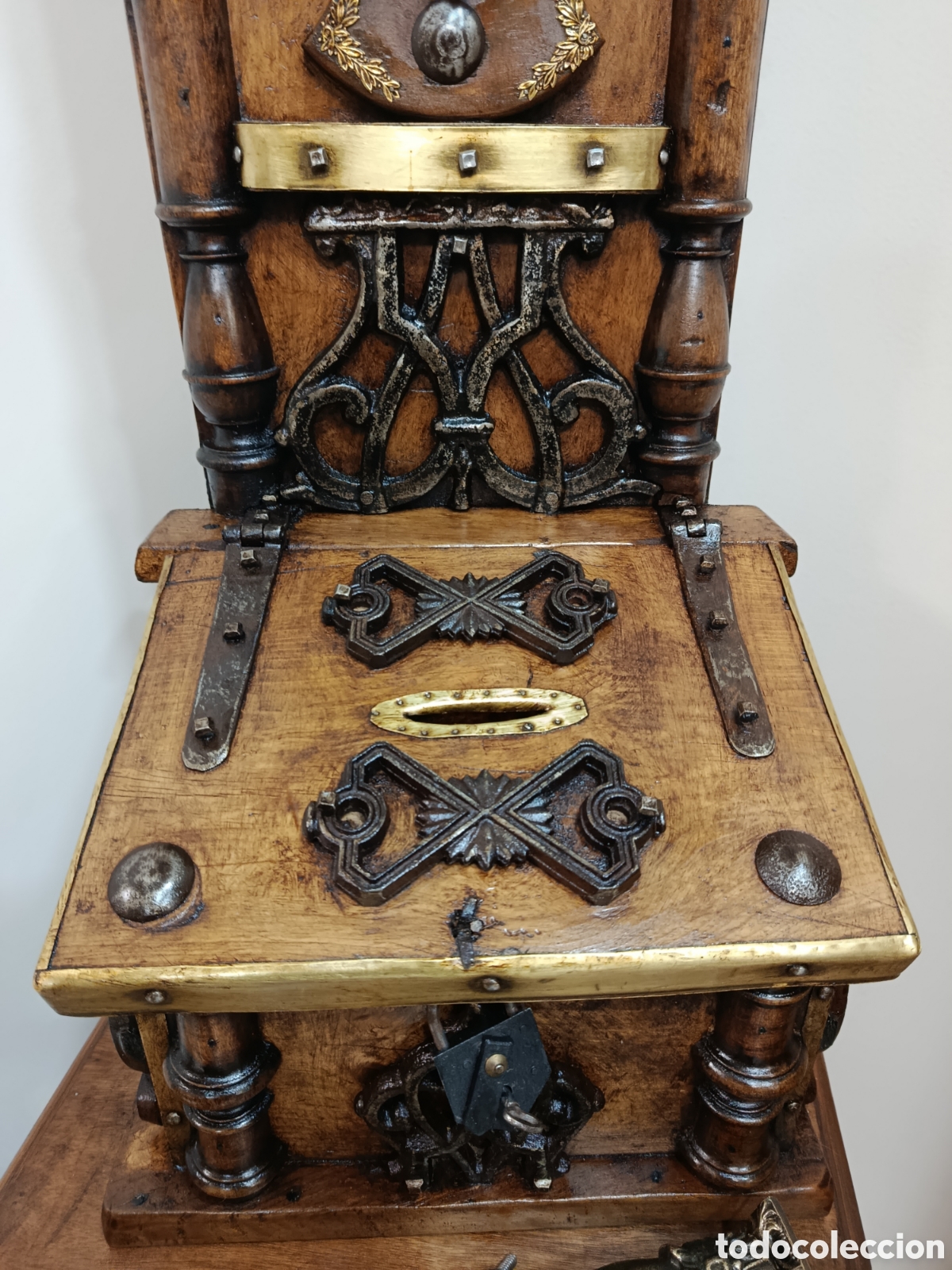 Antig&uuml;edades: Limosnero de madera, metal y forja - Foto 3