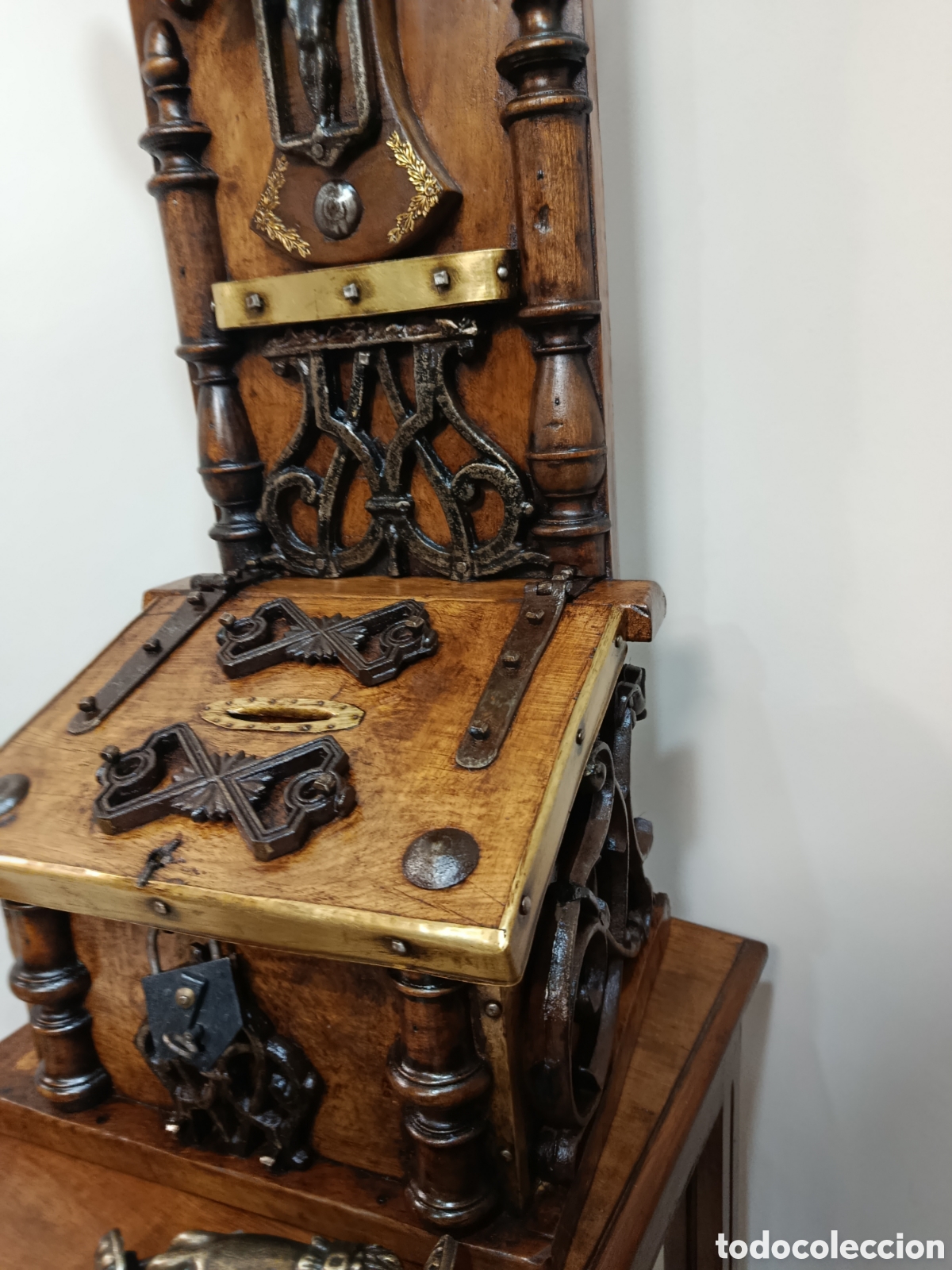Antig&uuml;edades: Limosnero de madera, metal y forja - Foto 6