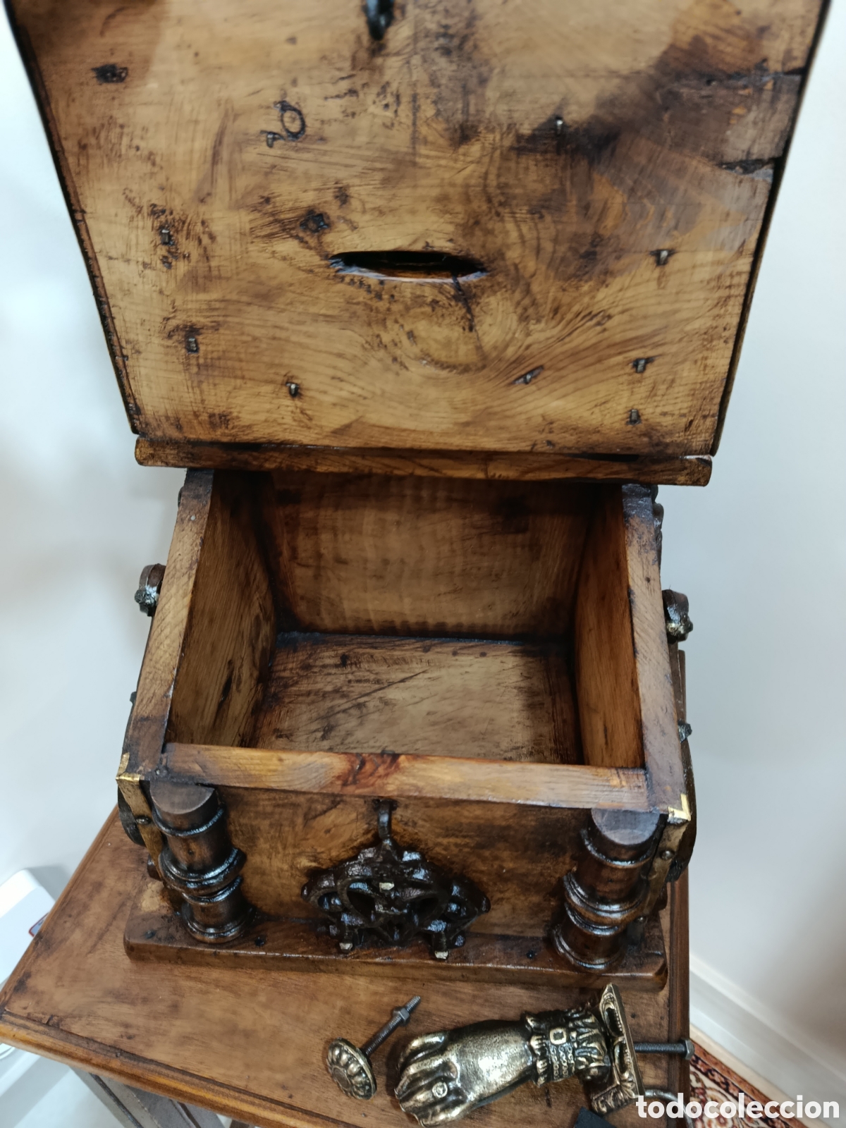 Antig&uuml;edades: Limosnero de madera, metal y forja - Foto 7