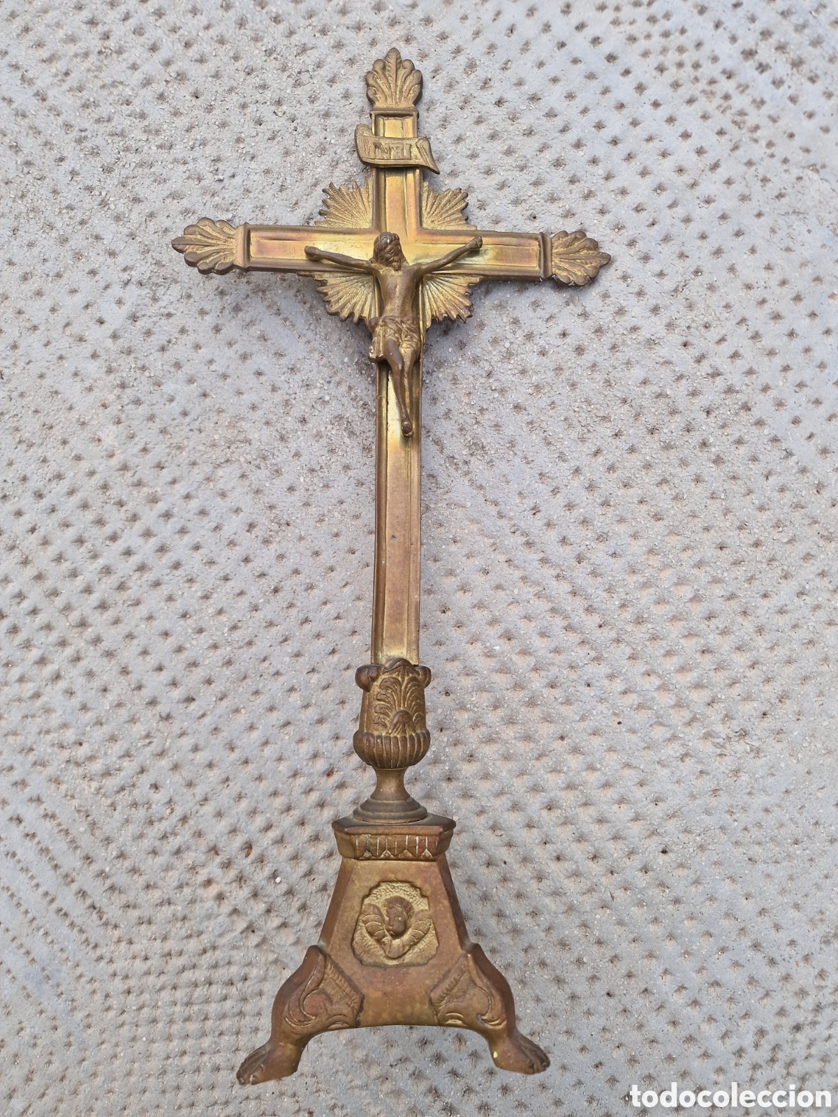 Antig&uuml;edades: Cruz de lat&oacute;n religiosa - Foto 1