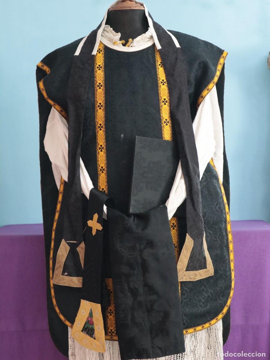 Antig&uuml;edades: Casulla acompa&ntilde;ada de complementos, confeccionada en seda brocada con motivos religiosos. Pps S. XX.