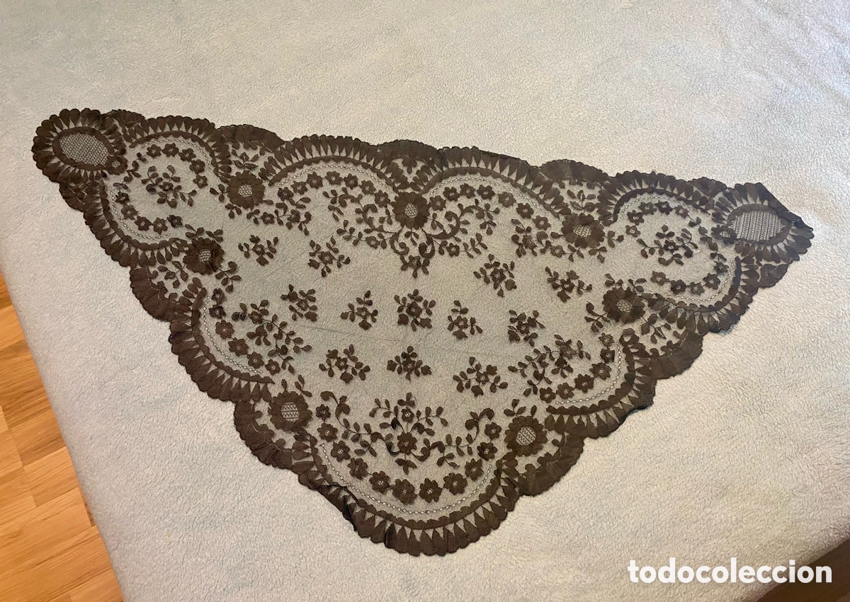 Antig&uuml;edades: Peque&ntilde;a mantilla triangular de seda hecha a mano - Foto 6