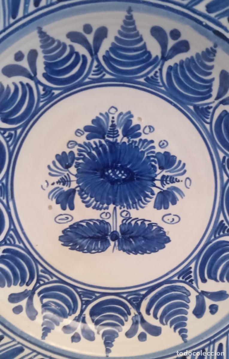Antig&uuml;edades: Plato grande Talavera 31 cm - Foto 2