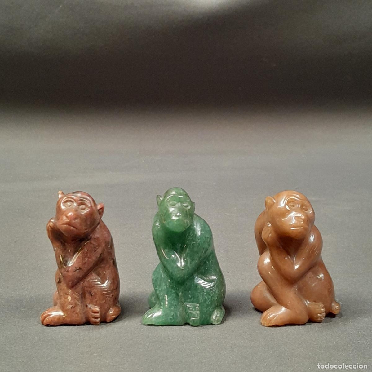 Antiguidades: LOTE DE TRES FIGURITAS DE MONOS EN MEDITACI&Oacute;N. AVENTURINA, CUARZO ROJO, &Aacute;GATA. 1970 CA.