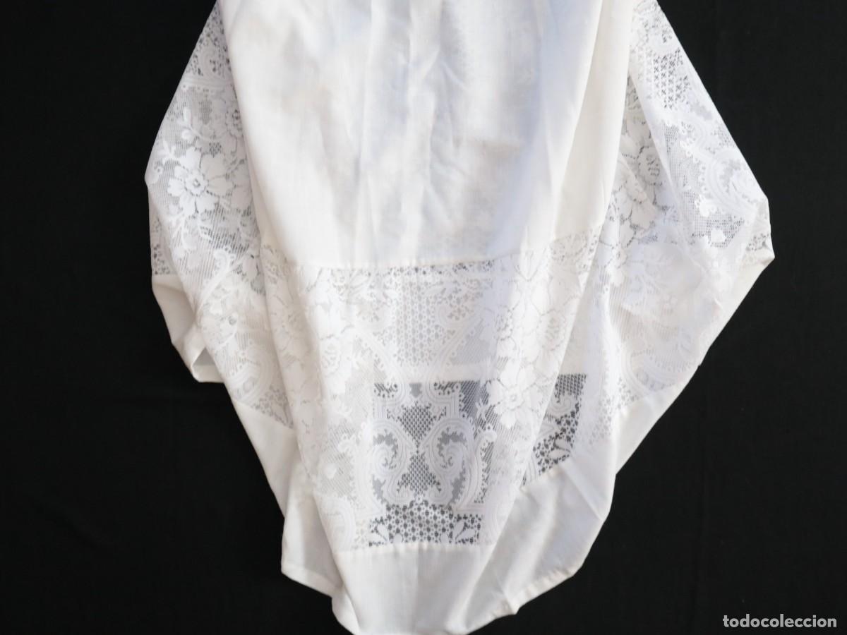 Antig&uuml;edades: Alba confeccionada en hilo de algod&oacute;n y encajes. S. XX. - Foto 17