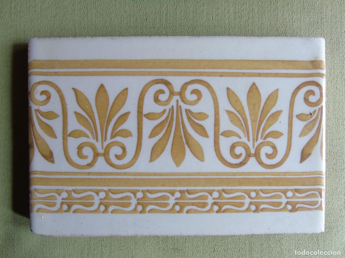 Antig&uuml;edades: ANTIGUO AZULEJO, CENEFA BLANCO Y DORADO. - Foto 1
