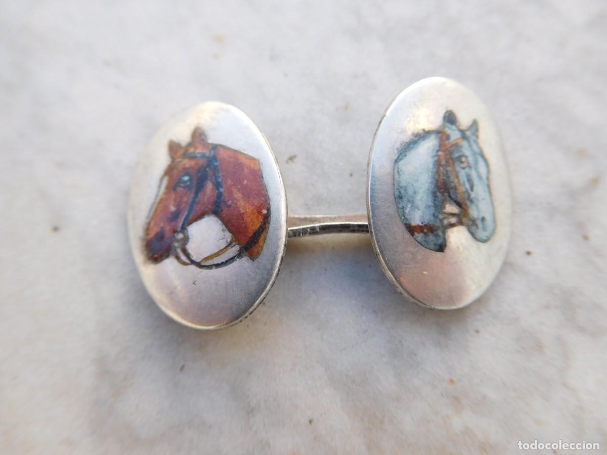 Antig&uuml;edades: Gemelo de plata con esmaltes de caballos - Foto 1
