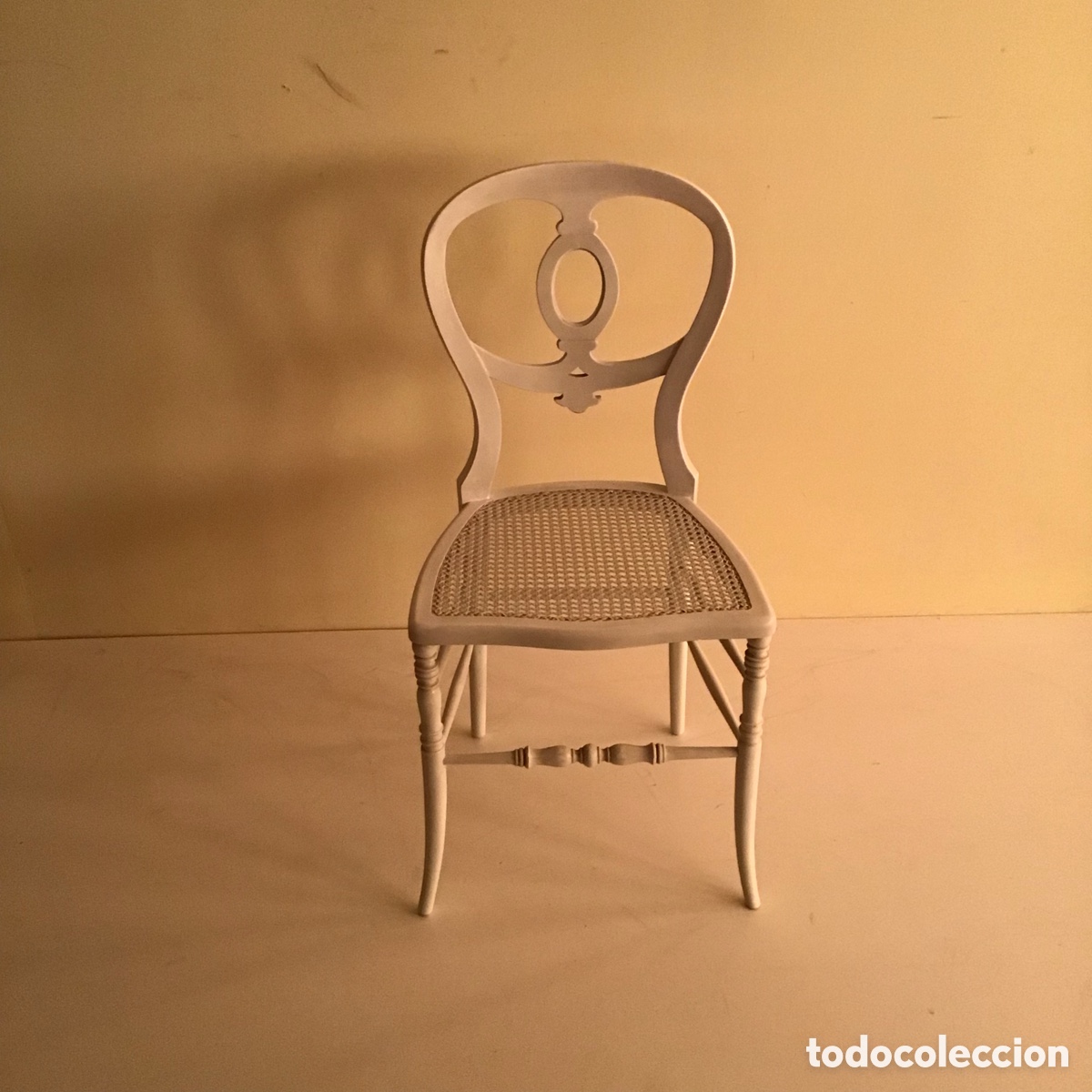 Antig&uuml;edades: Silla lacada asiento rejilla - Foto 1