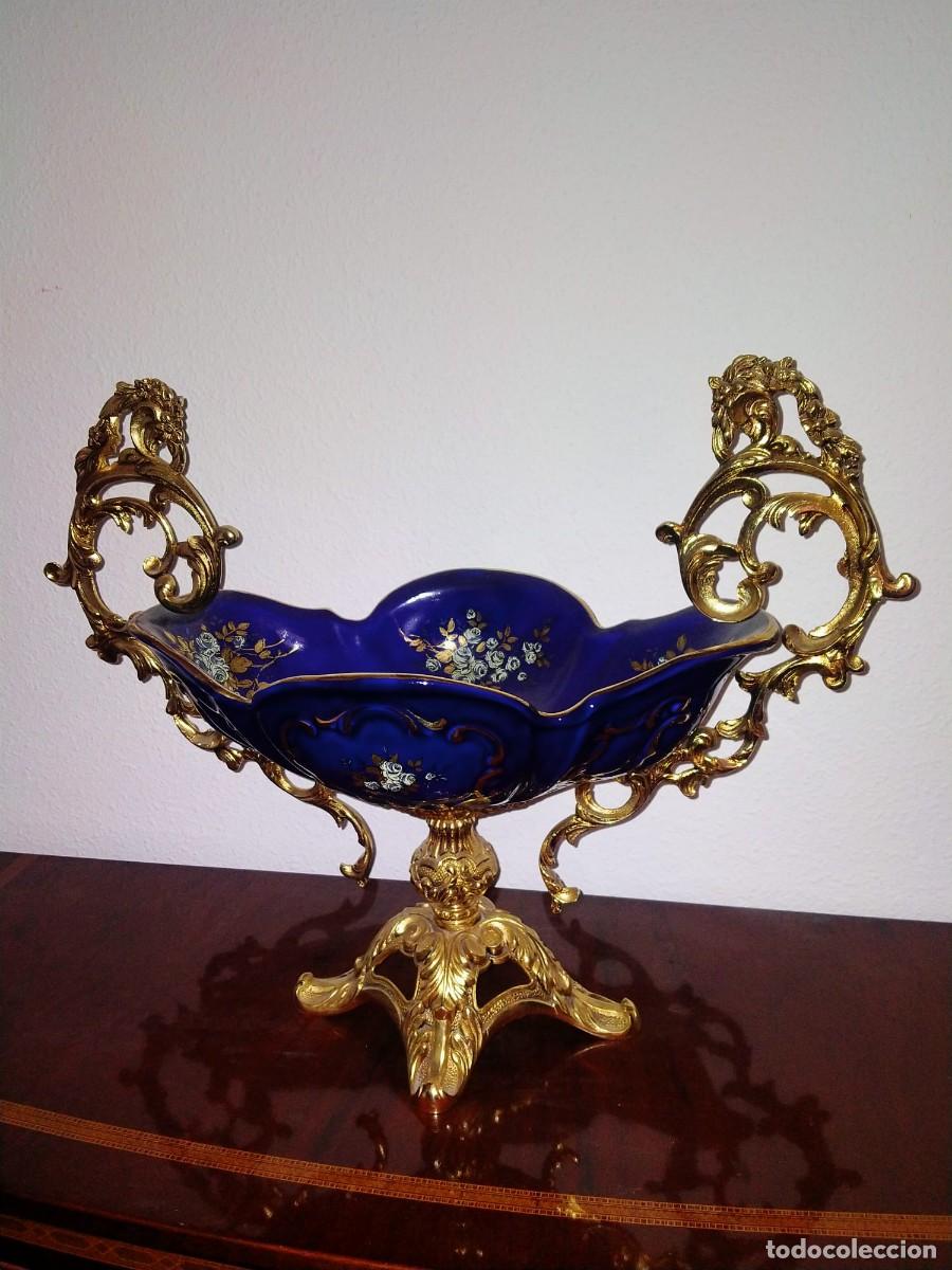 Antig&uuml;edades: Centro de mesa en bronce y porcelana - Foto 1