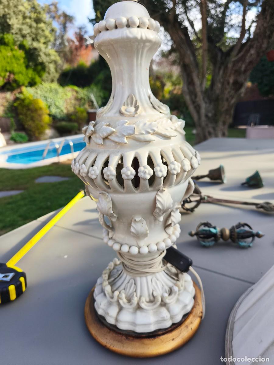 Antig&uuml;edades: L&Aacute;MPARA DE SOBREMESA PORCELANA BLANCA ESTILO CL&Aacute;SICO &ndash; 45 cm