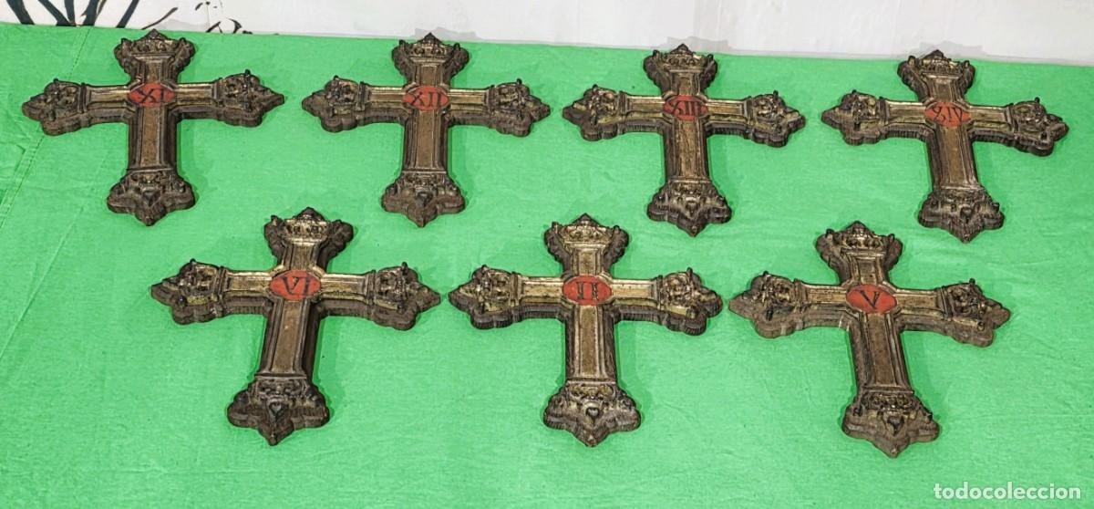 Antig&uuml;edades: Lote de antiguas cruces de bronce sobre madera - Foto 1