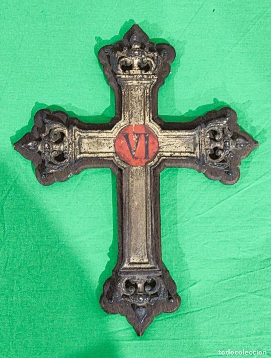 Antig&uuml;edades: Lote de antiguas cruces de bronce sobre madera - Foto 2