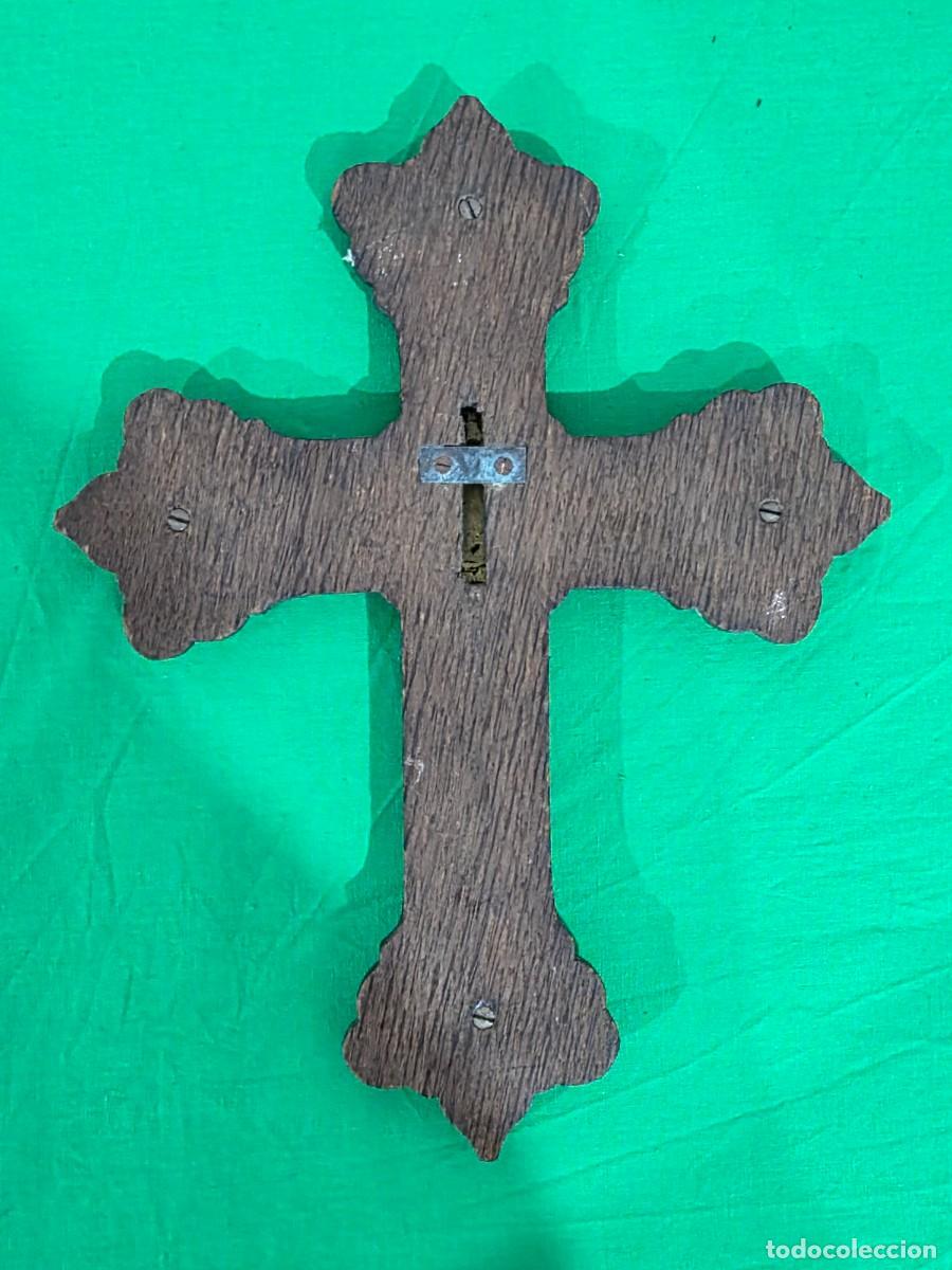 Antig&uuml;edades: Lote de antiguas cruces de bronce sobre madera - Foto 3