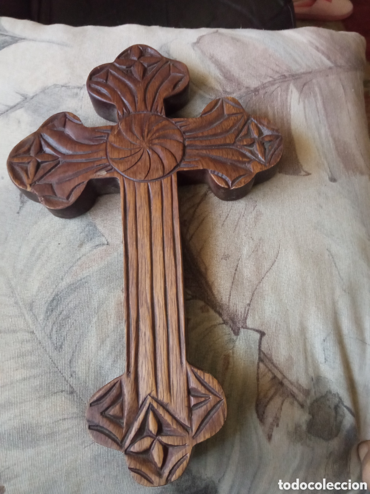 Antig&uuml;edades: Cruz celta de madera, mide 30x19cm - Foto 1
