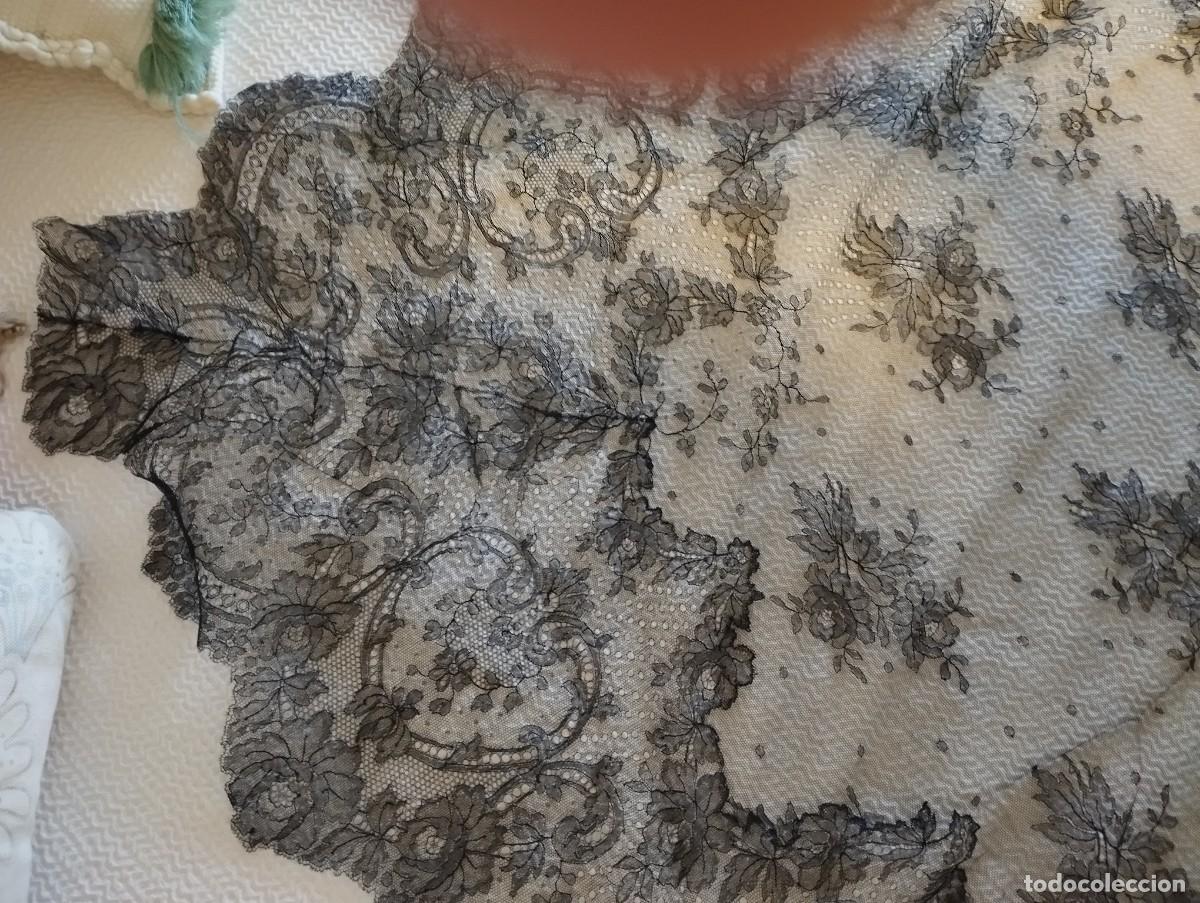 Antig&uuml;edades: Mantilla clavariesa de blonda - Foto 1