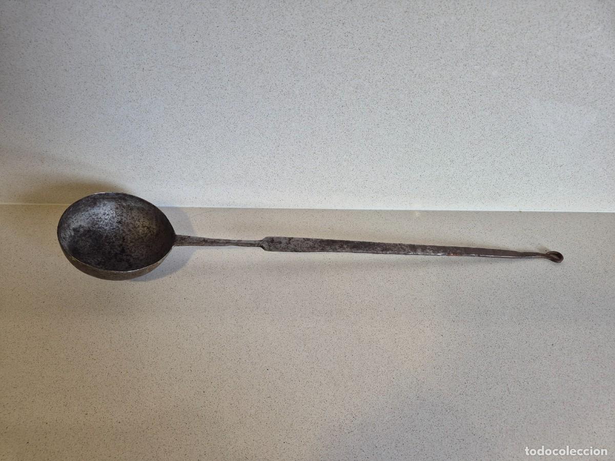 Antig&uuml;edades: Cucharon antiguo con mango muy largo - Foto 1